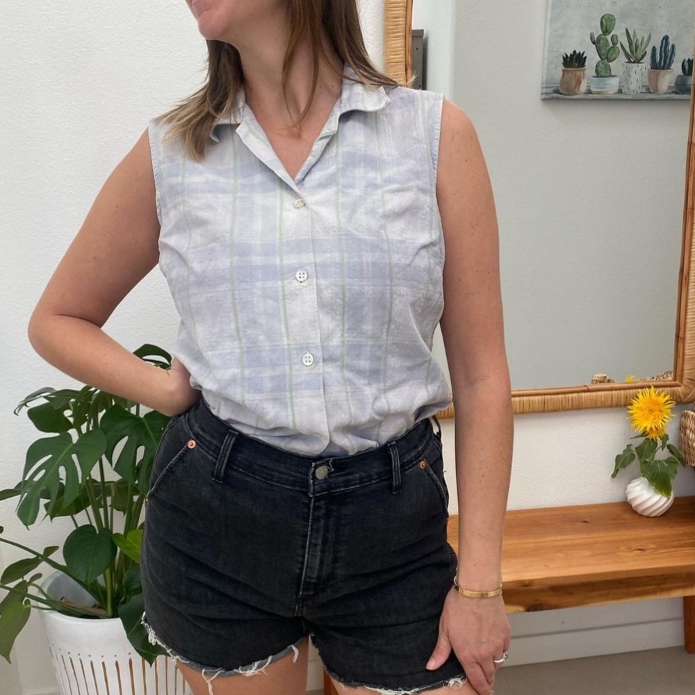 Lemon Grass 100% cotton sleeveless button up. Light colors